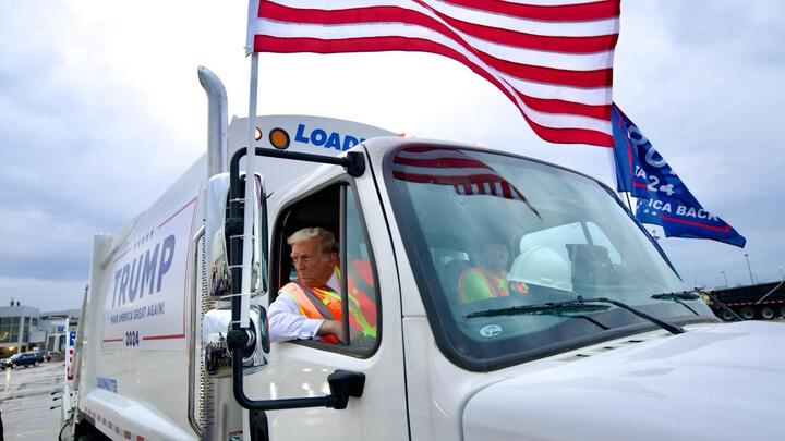Le candidat républicain Trump a fait une apparition unique dans le Wisconsin, assis sur le siège passager d'un camion poubelle portant une veste de travail orange. (Photo : ABC News)