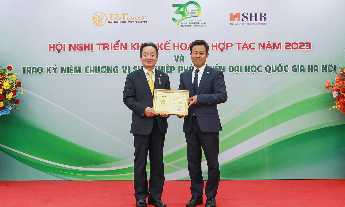 Hanoi National University verlieh SHB-Vorsitzendem eine Gedenkmedaille