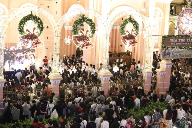 호치민시 크리스마스 이브에 미녀들이 아름다움을 뽐냈다. 사진 17