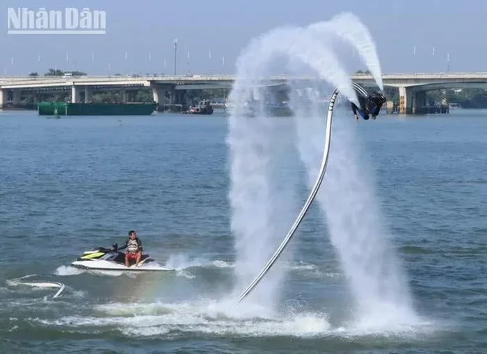 Mãn nhãn với màn biểu diễn Fly Board trên sông Đồng Nai ảnh 3