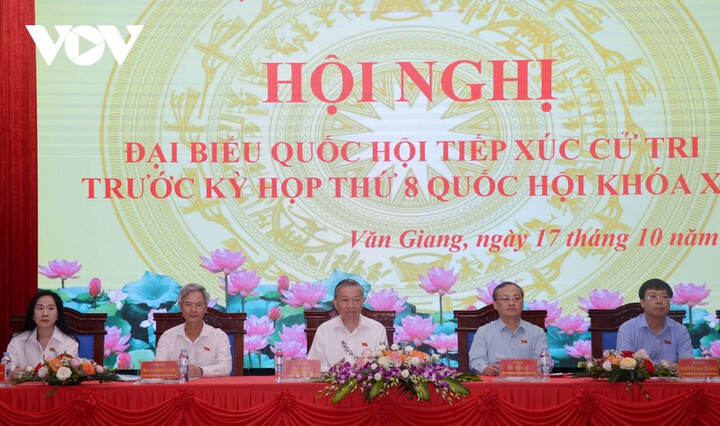 Quang cảnh buổi tiếp xúc cử tri.