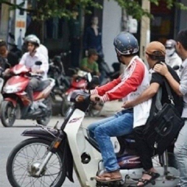 Si je transporte une personne ivre sur une moto, avec quelqu'un assis derrière pour la retenir, est-ce que je serai condamné à une amende ?