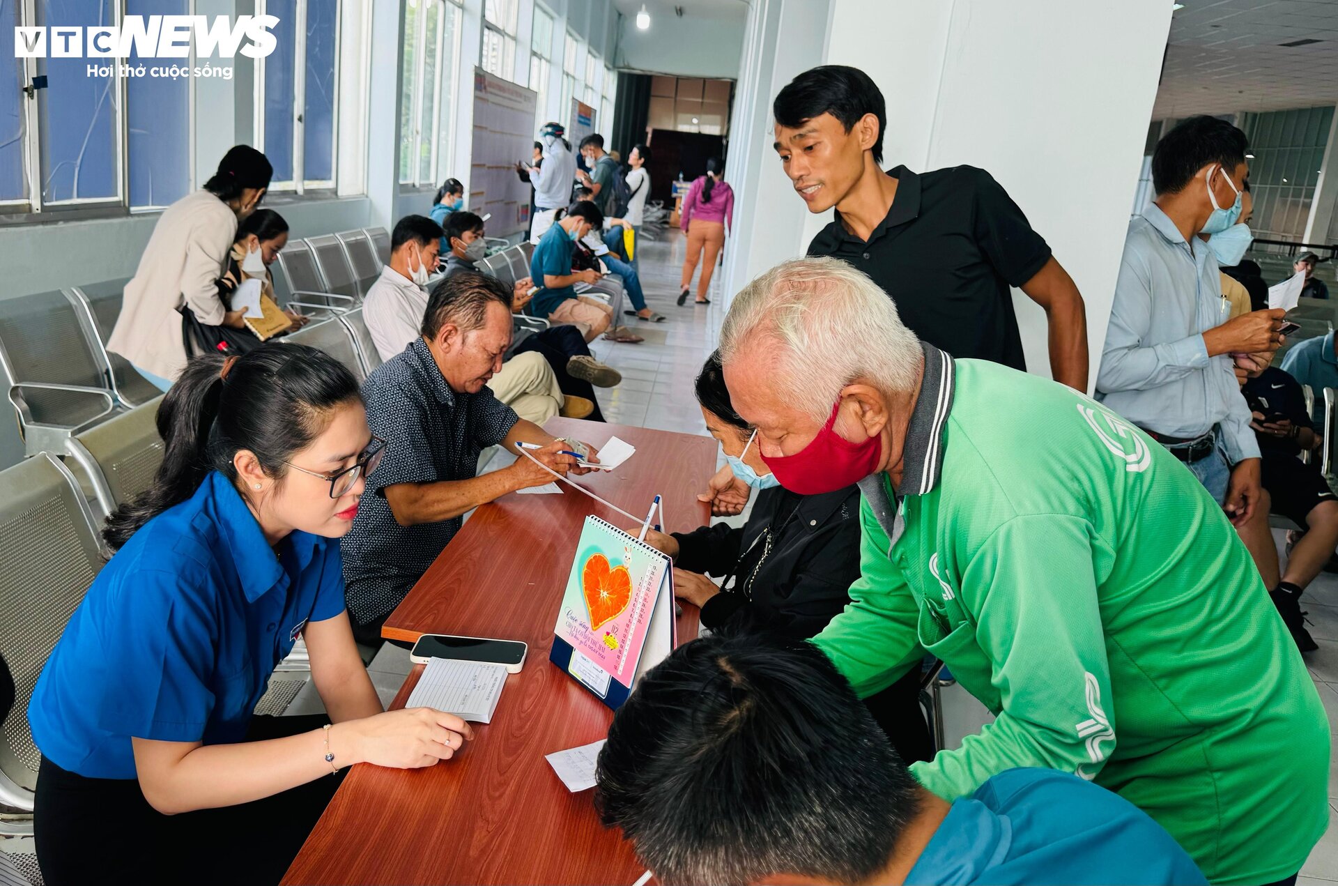 Der Bahnhof Saigon eröffnet am ersten Tag den Tet-Ticketverkauf, die Leute kaufen problemlos Tickets – 16