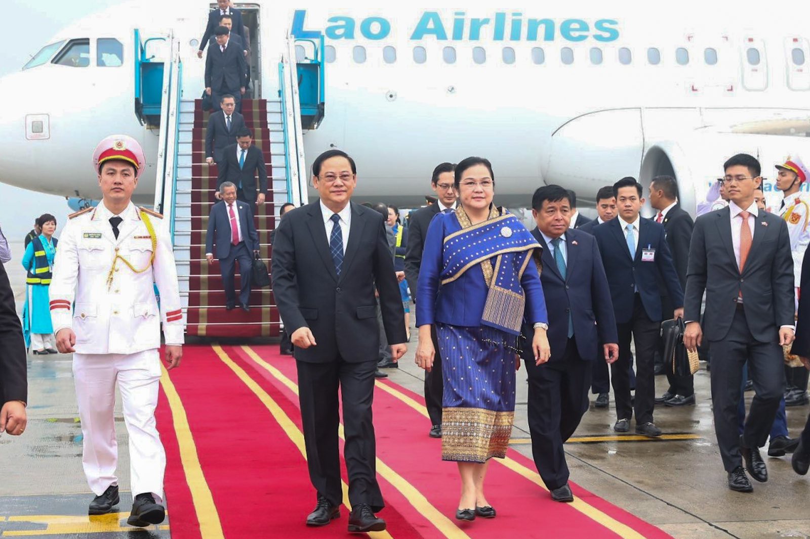 El primer ministro de Laos, Sonexay Siphandone, llega a Hanoi para iniciar una visita oficial a Vietnam