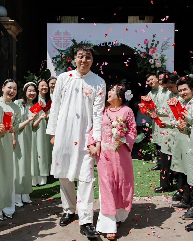 สาวบิ่ญเซืองสูง 1 เมตร 46 แต่งงานกับชายสูงเกือบ 2 เมตร เจ้าบ่าวฮาแตกในพิธีแต่งงาน รูปที่ 4