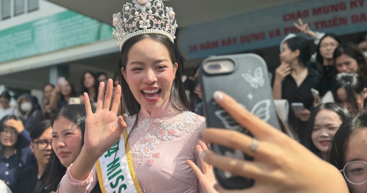 Miss Thanh Thuy poses "playfully" to please Da Nang students