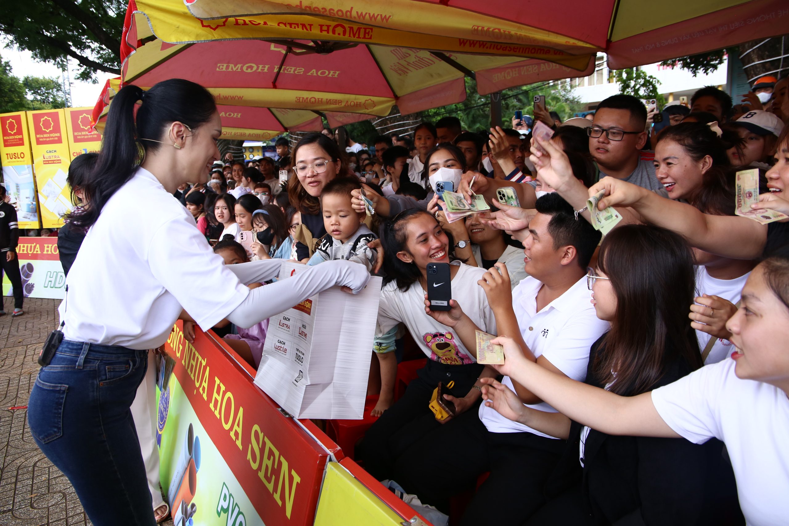 Mademoiselle Huong Giang a reçu, au nom des familles, des dons et le soutien de la population locale. 