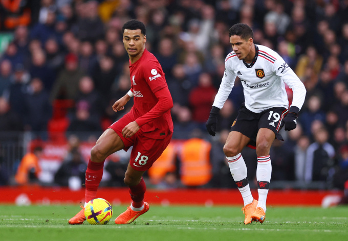 Tiền đạo Liverpool Cody Gakpo cầm bóng trước Raphael Varane trong trận thắng Man Utd 7-0 ở Ngoại hạng Anh trên sân Anfield ngày 5/3/2023. Ảnh: Reuters