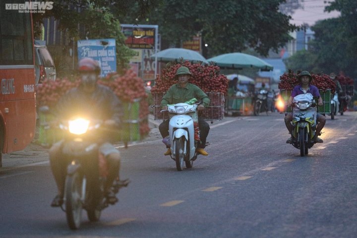 Bac Giang : les agriculteurs se précipitent pour transporter des litchis pour les peser et les vendre, les rues sont teintes en rouge - 1