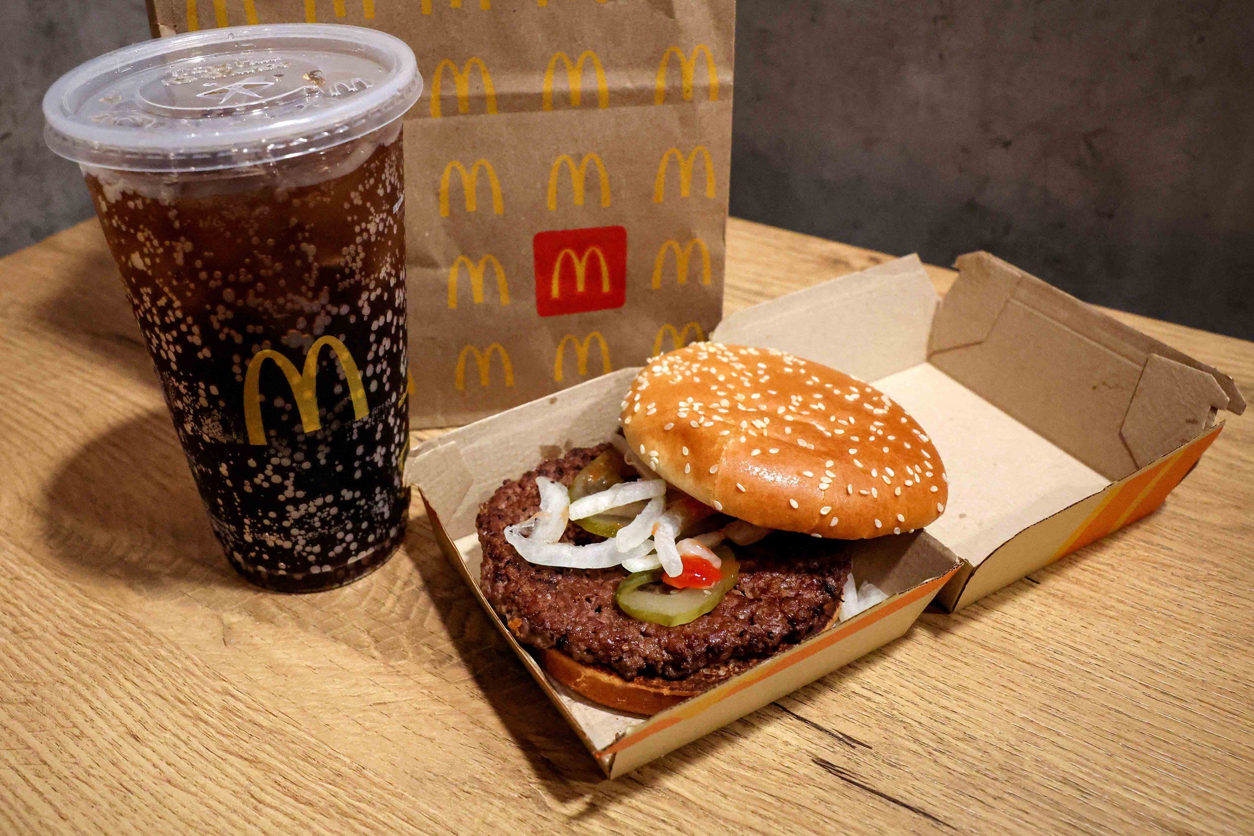  Bán hamburger nghi chứa E.coli, McDonald’s bị kiện- Ảnh 1.