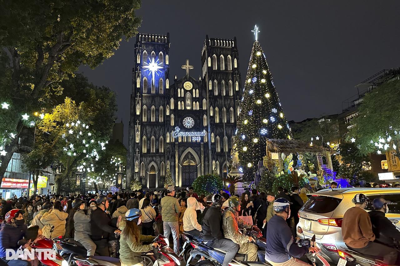 Các nhà thờ Hà Nội lung linh ánh đèn đón Noel 2023 - 2