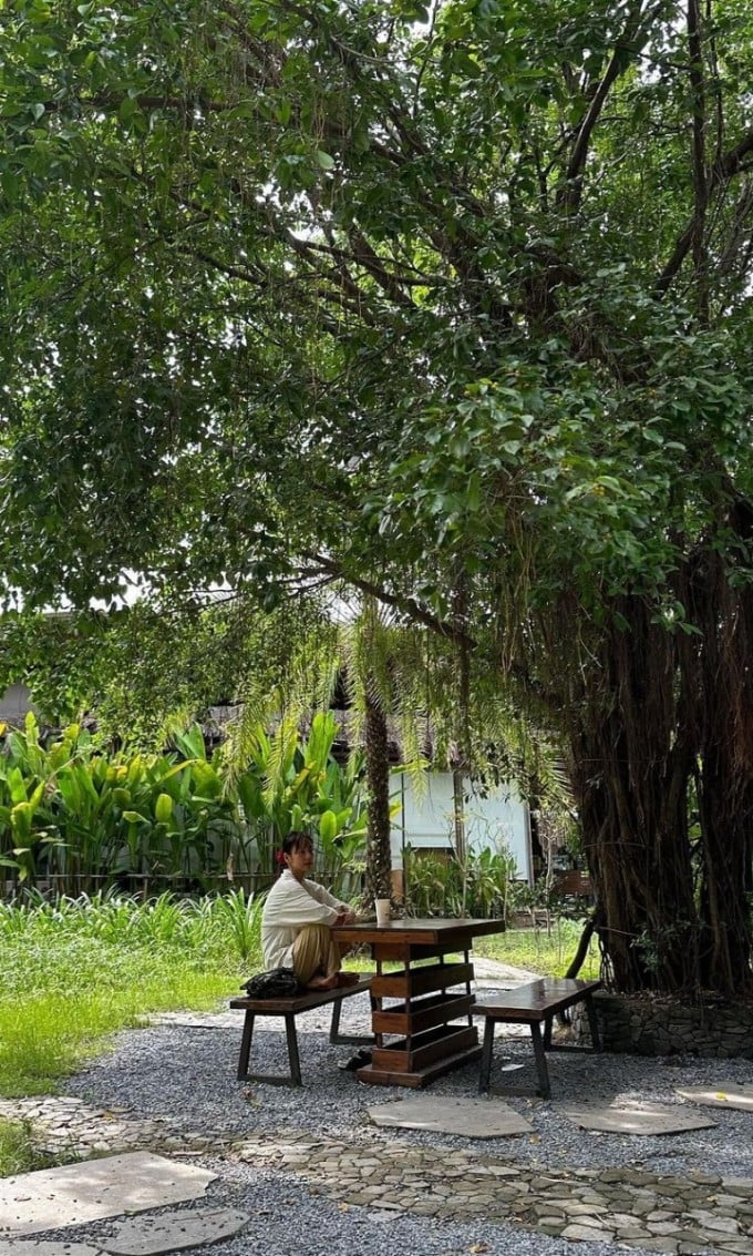 Lee Hyori en el jardín de yoga en Thao Dien.