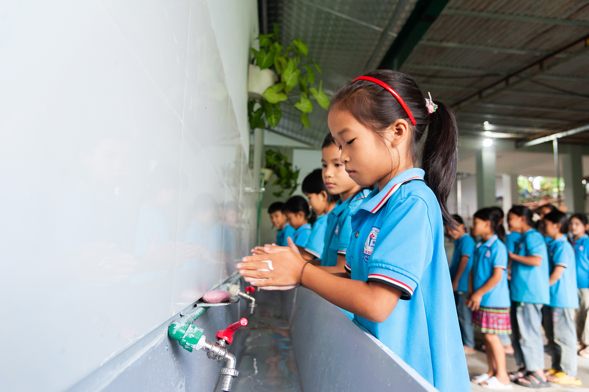 Các em học sinh trường Tiểu học Bản Bo (huyện Tam Đường, tỉnh Lai Châu) hào hứng sử dụng công trình nhà vệ sinh mới