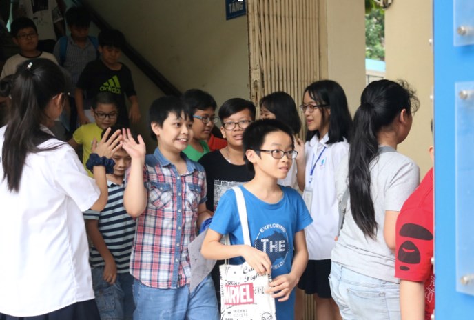 ผู้สมัครเกือบ 4,000 คนเข้าสอบเข้าชั้นประถมศึกษาปีที่ 6 ที่โรงเรียนมัธยมศึกษาและมัธยมศึกษา Nguyen Tat Thanh