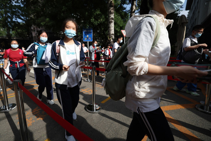 Les élèves arrivent sur le site d'examen du lycée n°4 de Pékin le matin du 7 juin. Photo : China Daily