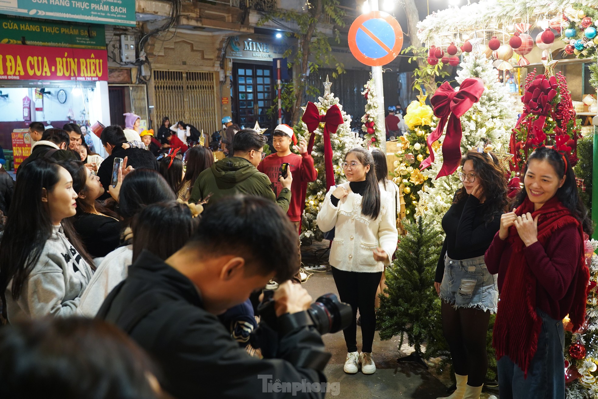 Hanoians jostle on Hang Ma Street, Cathedral welcomes Christmas early photo 12