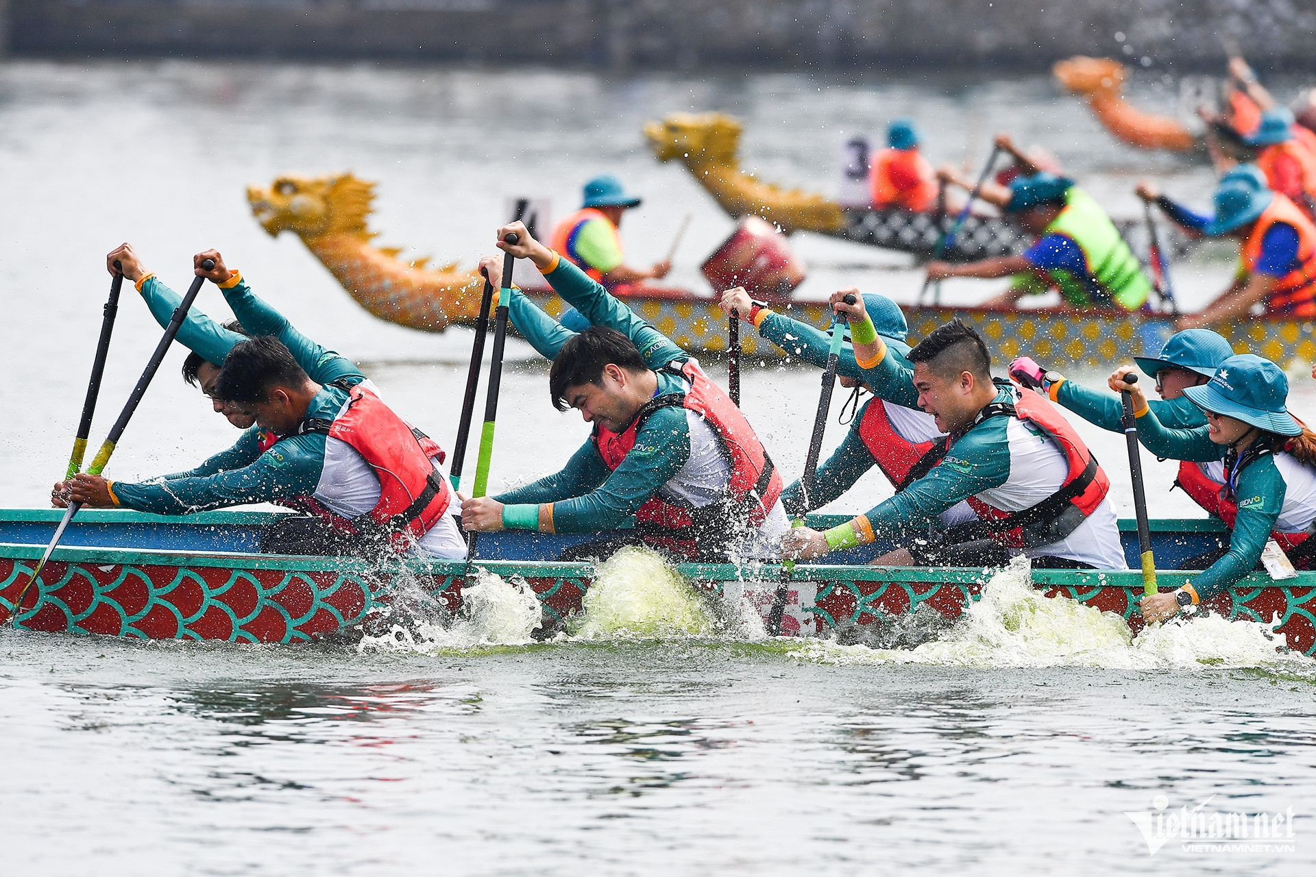 老人が若者に勝つ、西湖のボートレースで西に勝つ