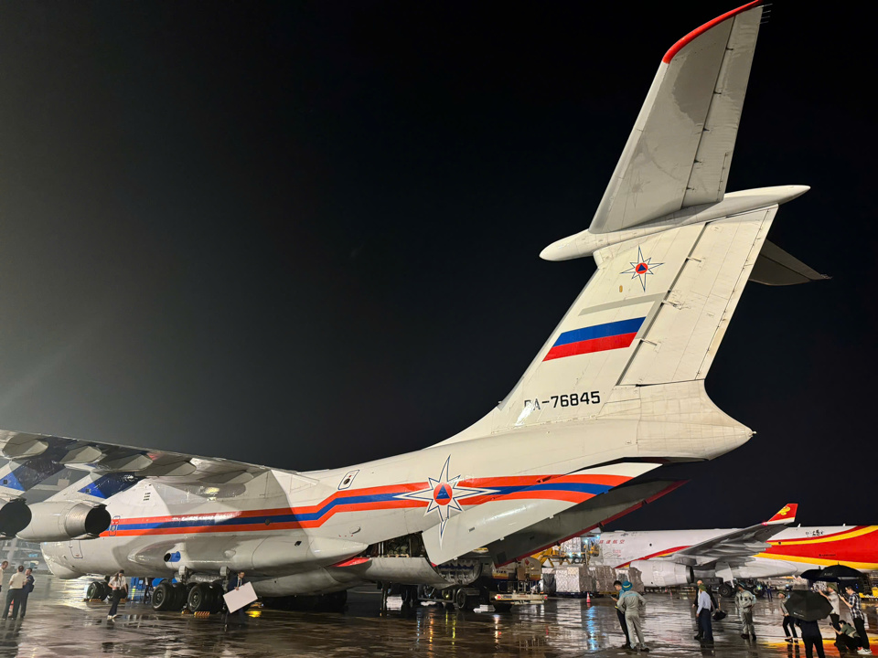 L'avion spécial du ministère russe des Situations d'urgence a atterri à l'aéroport international de Noi Bai. Photo : Ambassade de Russie 