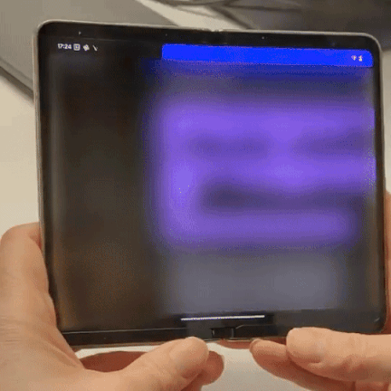 Primer plano del primer teléfono inteligente plegable de Google