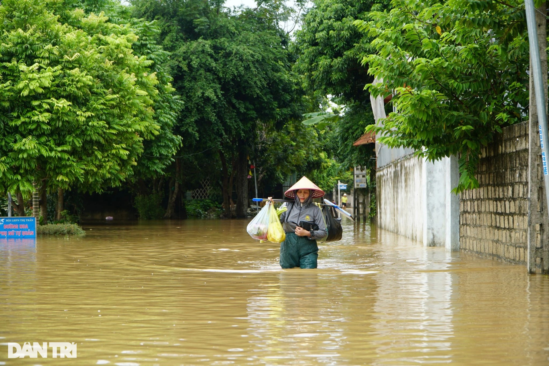 Dân ven sông Lèn trắng đêm trực lũ, nhọc nhằn dọn bùn lầy vì mất điện - 8