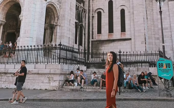 Il a pris des photos souvenirs à Paris. Photo : Une fille mange le monde