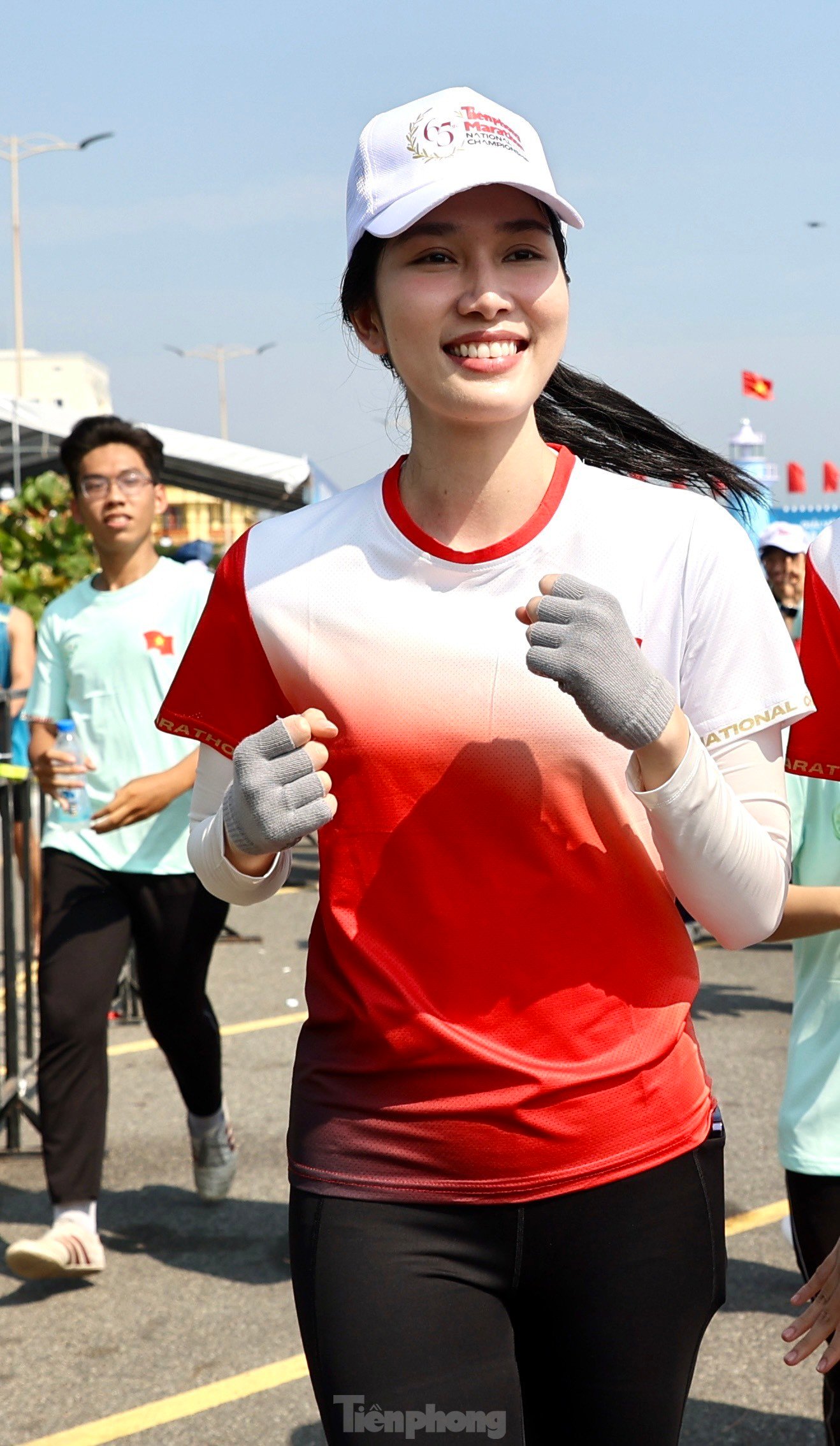 Die Zweitplatzierte Phuong Anh und ihr Mann liefen 10 km, Miss Thuy Vi kam beim Tien Phong Marathon 2024 problemlos ins Ziel, Foto 3