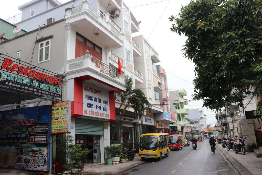 La calle peatonal de la comuna de Quan Lan está ubicada en una zona con muchos restaurantes y hoteles, conveniente para que los turistas la visiten y exploren.