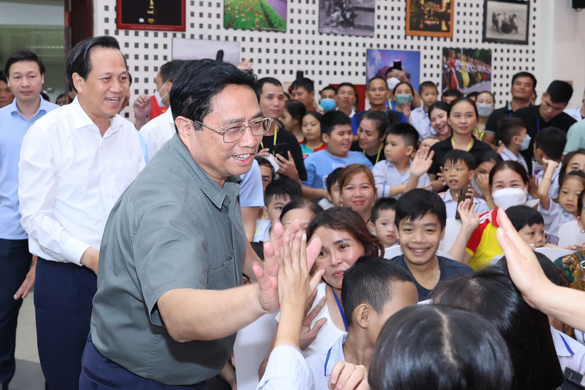 El primer ministro Pham Minh Chinh anima y dona regalos a pacientes pediátricos con motivo del Festival del Medio Otoño 2023 (foto 2)