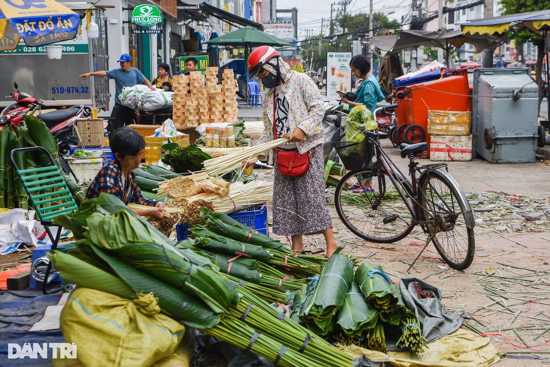 Tiểu thương bán tháo lá dong tại khu chợ một năm mở một lần ở TPHCM - 2