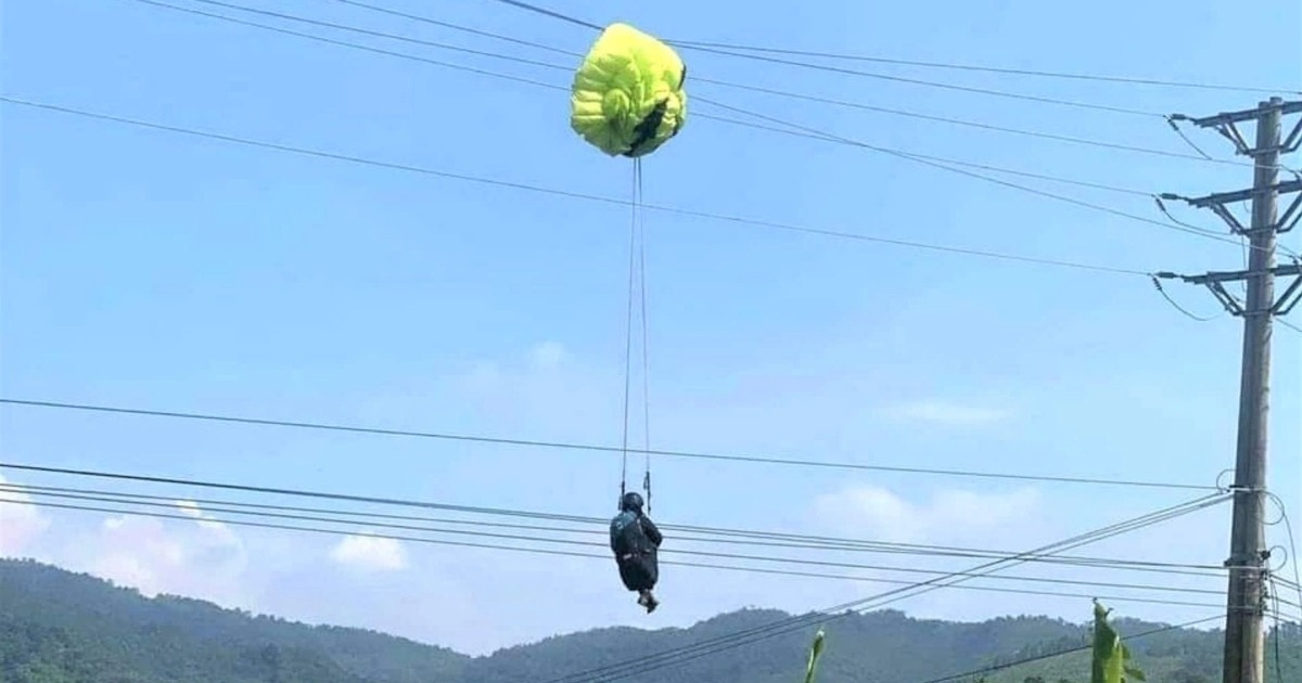 Paraglider ដែលជាប់នៅលើខ្សែថាមពលត្រូវបានជួយសង្គ្រោះ