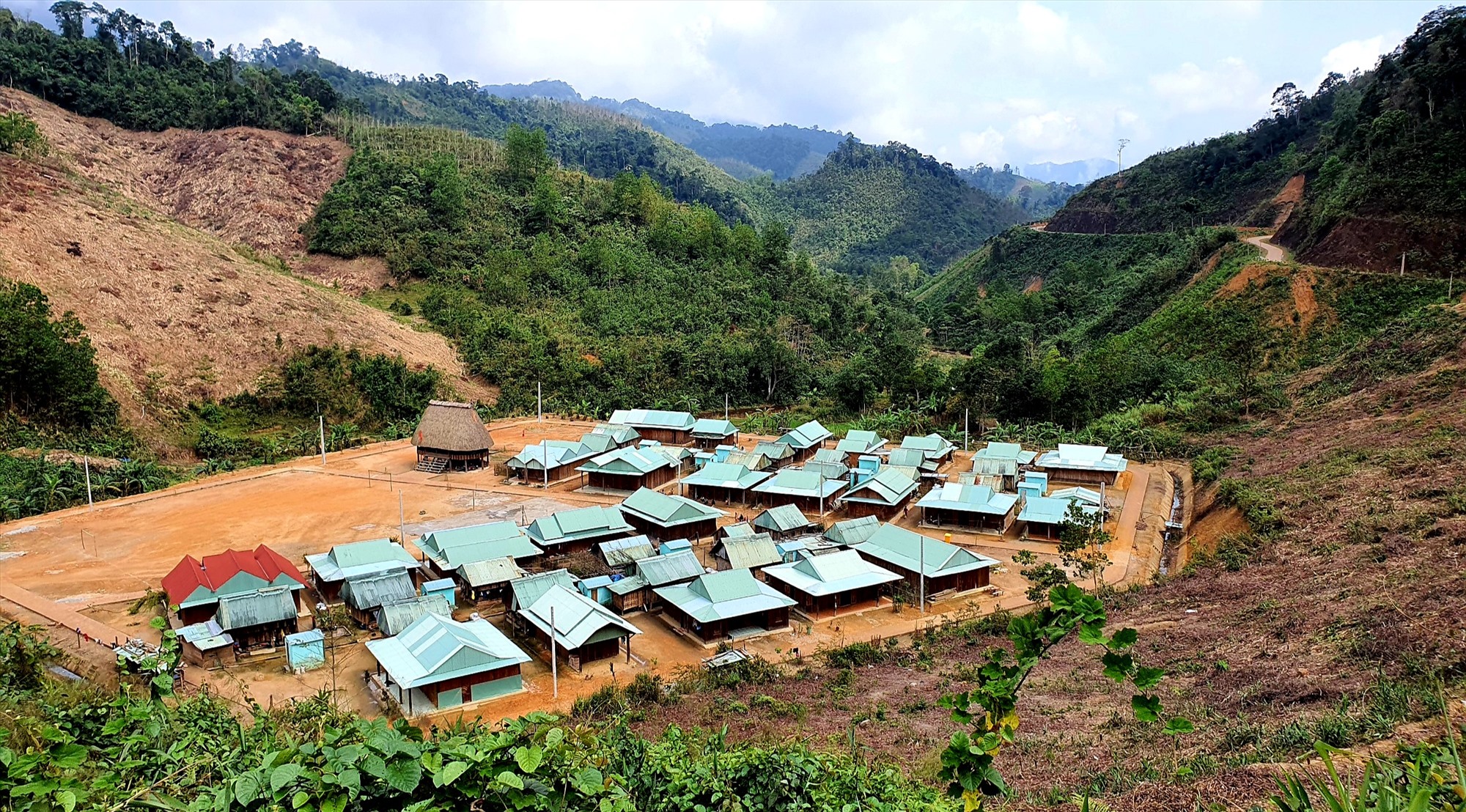 山岳地帯の人口を安定させるためのプログラムの実施を加速することに重点を置く必要がある。   写真：PV