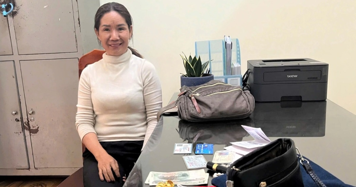 ស្ត្រី​ឈ្មួញ​ម្នាក់​រើស​បាន​កាបូប​ដៃ​មួយ​មាន​មាស​ជា​ច្រើន​តម្លៃ​៣២០​លាន​ដុង