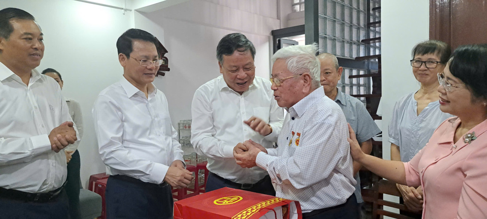 Deputy Secretary of the Hanoi Party Committee Nguyen Van Phong, on behalf of the Hanoi leaders, respectfully thanked Mr. Nguyen Nhu Thien for his contributions to the revolution in general and to the capital city of Hanoi in particular.