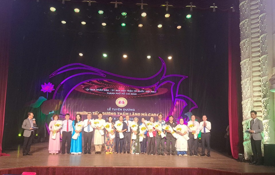 অনুষ্ঠানে হো চি মিন সিটির নেতারা এবং 