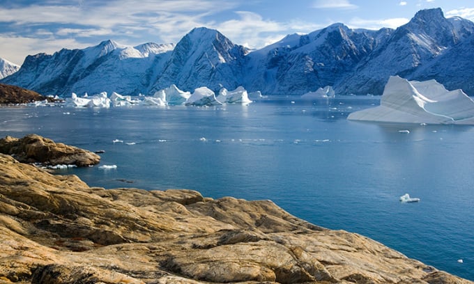 Greenland nằm giữa Đại Tây Dương và Bắc Băng Dương. Ảnh: Steveallen photo/iStock