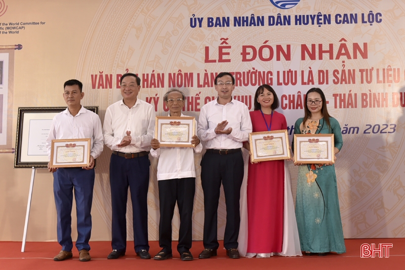 Ceremonia solemne para recibir el Certificado de reconocimiento del patrimonio documental de los documentos Han Nom de la aldea de Truong Luu