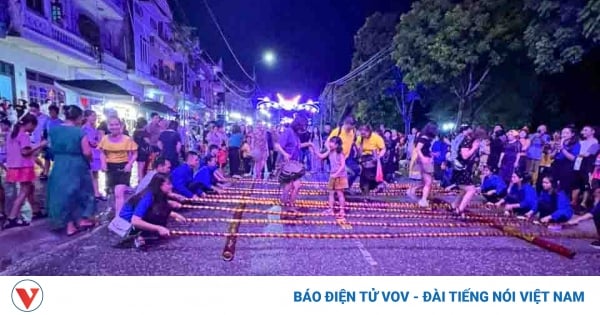 Bac Kan opens walking street along Cau River