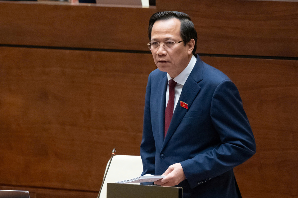 Minister für Arbeit, Kriegsinvaliden und Soziales Dao Ngoc Dung erläutert und klärt eine Reihe von Fragen, die von Abgeordneten der Nationalversammlung aufgeworfen wurden - Foto: Quochoi.vn