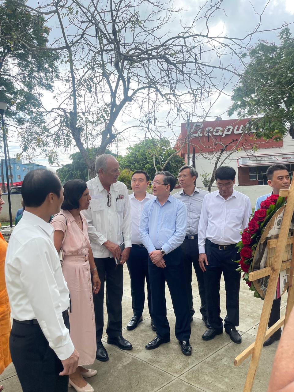 Đoàn công tác Trung ương Hội Nông dân Việt Nam dâng hoa tưởng niệm Chủ tịch Hồ Chí Minh tại Cuba- Ảnh 2.