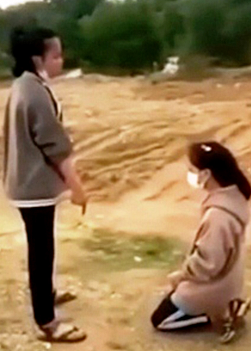 女子生徒がひざまずいて二本足で這うことを強制されている映像は非常に不快だ。