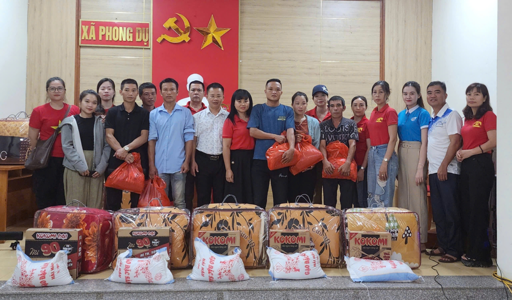 Quang Ninh Provincial Newspaper Association continues to organize programs to support people in flood-hit areas. Image 1