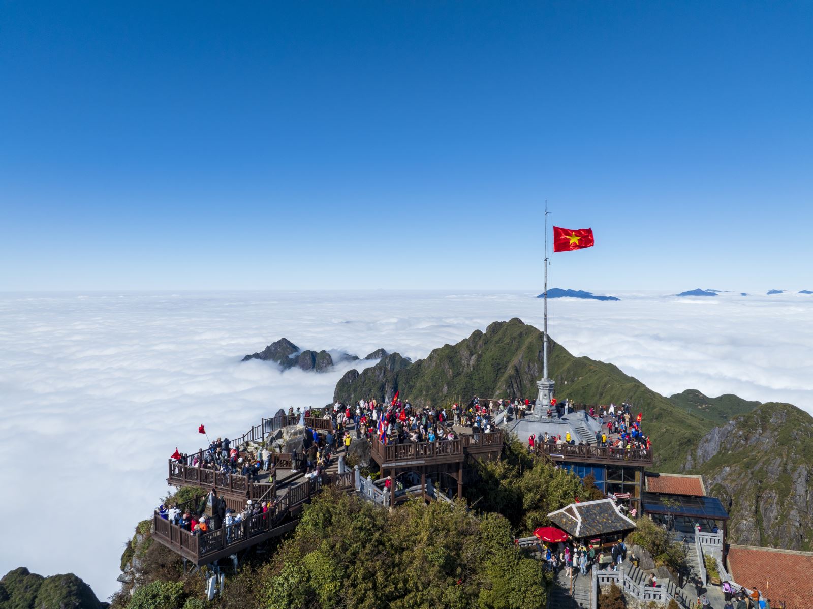 Touristen strömen aufgeregt nach Sun World, um den Sieg des vietnamesischen Teams zu feiern