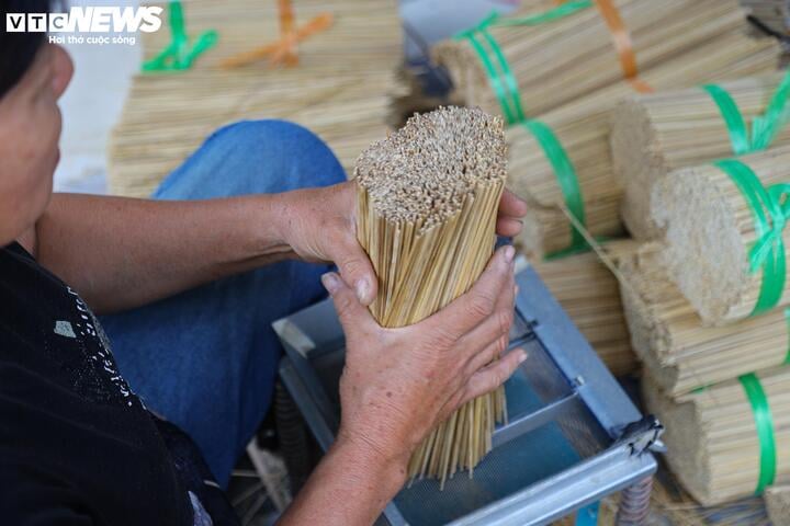 The 100-year-old incense village in Hanoi is bustling during Tet - 6