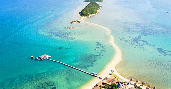 Where is the longest sand walking path on the sea in Vietnam?