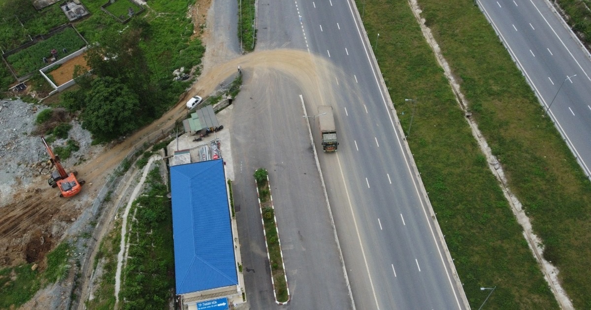 Ein mit Erde beladener Lastwagen durchbrach den Zaun und fuhr in den Mai Son-Nationalpark – National Highway 45