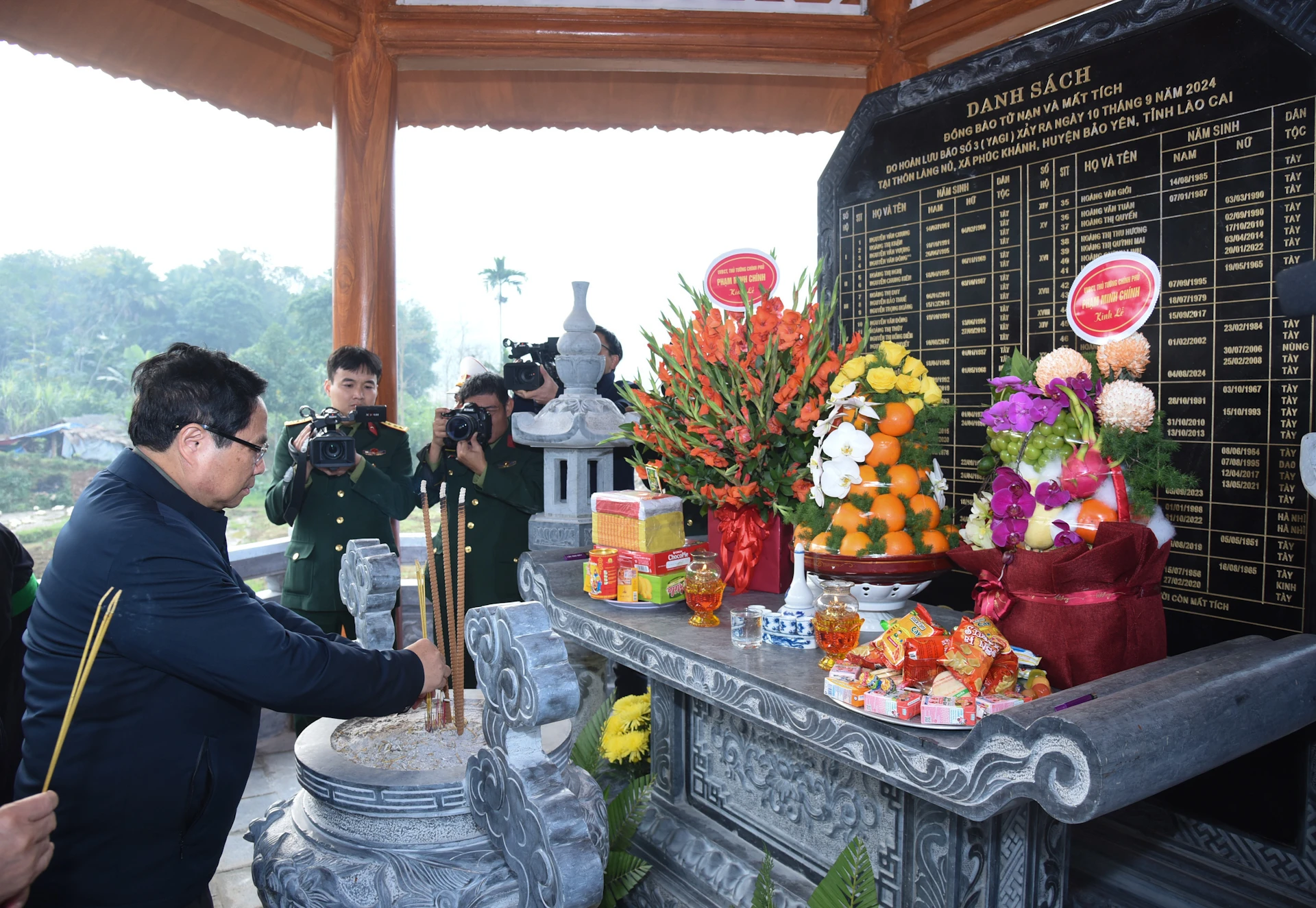 [Foto] Premierminister Pham Minh Chinh nimmt an der Einweihungszeremonie des Wiederaufbauprojekts für das Dorf Lang Nu teil. Foto 2