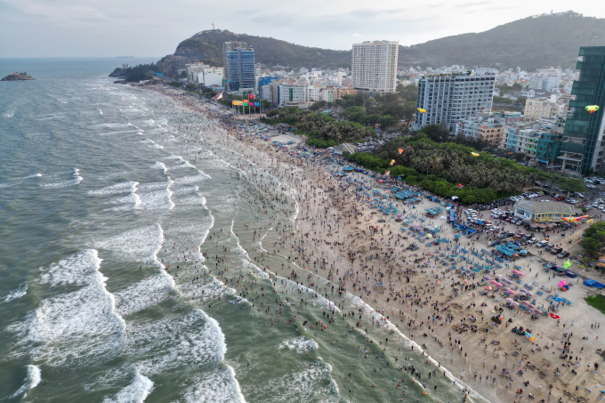 A corner of Vung Tau beach seen from above. Photo: Truong Ha