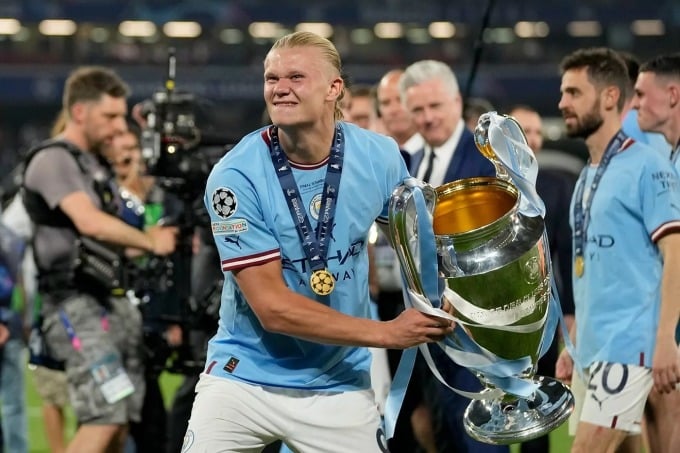 Haaland celebra la victoria del trofeo de la Liga de Campeones tras el partido final en el estadio Ataturk el 10 de junio. Foto: Lapresse