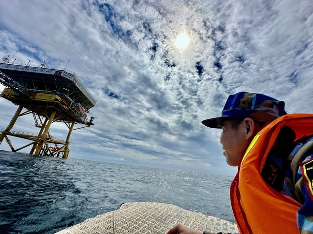 Superando grandes olas y fuertes vientos para llevar el Tet a la plataforma DK1