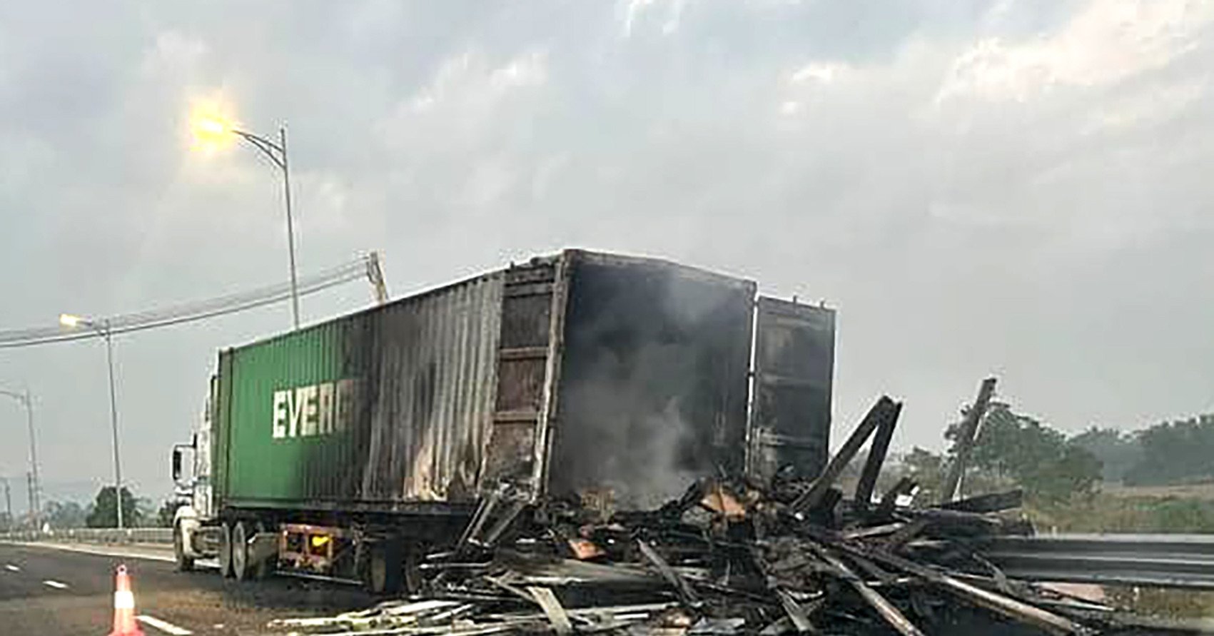 Container-LKW brennt nach Kollision auf der Autobahn Van Don – Mong Cai